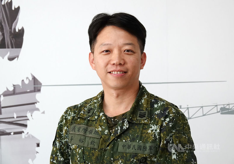 陸軍航勤廠士官長吳裕欽（圖）服義務役時轉服志願役，目前負責航空電子器材修復，持續精進維修技術，戮力縮短維修期間。中央社記者吳書緯攝　115年3月27日