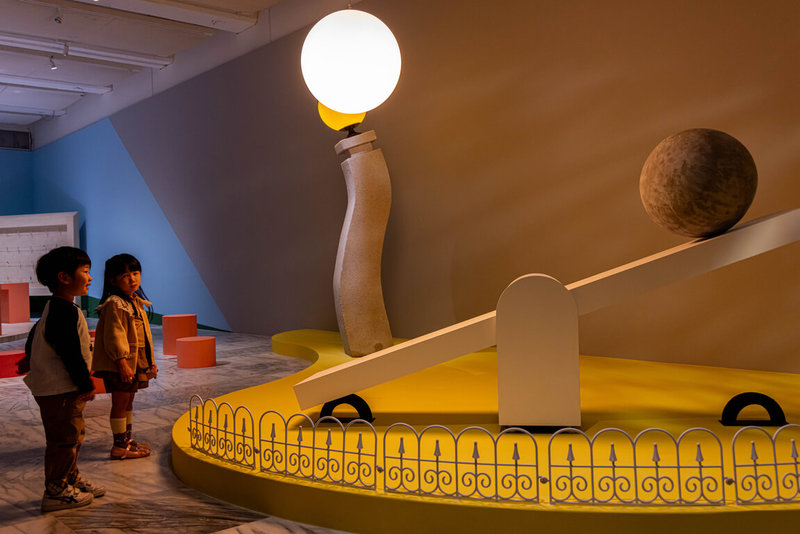 主題特展「造公園」28日起將在台北市立美術館兒童藝術中心展出，以藝術重新詮釋公園新想像。參展藝術家陳姿尹透過作品Light up and down，向觀眾提出「光是否具有重量」的提問。（陳姿尹、北美館提供）中央社記者王寶兒傳真　115年3月27日