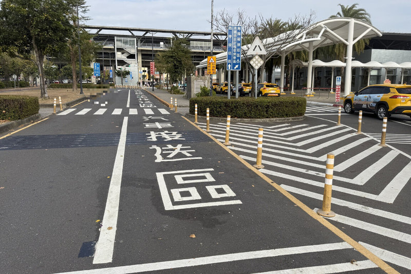 高鐵台南站「平台預約計程車上車區」30日起調整至車站3號出口旁「站區北路中島處」，旅客出站後即可就近搭車，大幅縮短步行距離，提升便利性。（台南市政府提供）中央社記者楊思瑞台南傳真　115年3月27日
