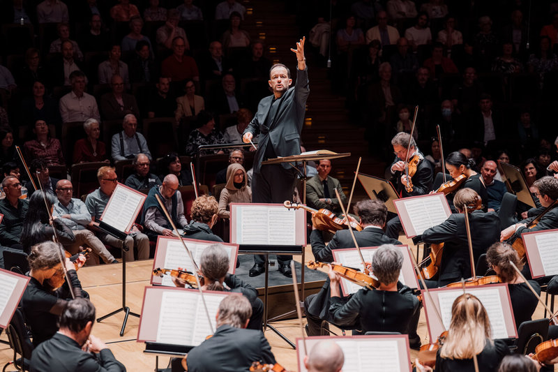 指揮名家尼爾森斯（Andris Nelsons）（中）5月將率萊比錫布商大廈管弦樂團（Gewandhausorchester Leipzig）訪台，分別在台北、台南舉行音樂會。（牛耳藝術提供）中央社  115年3月27日