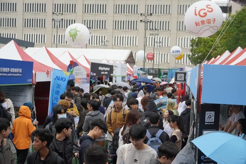 2026台灣科技大學校園徵才暨校外實習博覽會27日登場，共有220家企業參與，現場釋出1.6萬個職缺，吸引人潮到場參觀。（台科大提供）中央社記者陳至中傳真　115年3月27日