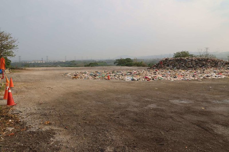 雲林縣垃圾危機在環保局設置「零廢棄資源化系統」並委由台塑六輕等焚化爐去化下，終於降低各鄉鎮掩埋場爆量情形，今年已清完古坑掩埋場（圖），僅留小部分垃圾作為轉運平台。（雲林縣政府提供）中央社記者蔡智明傳真　115年3月27日
