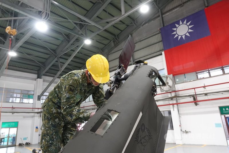 陸軍航勤廠官兵正在進行AH-1W超級眼鏡蛇攻擊直升機的結構檢查。中央社記者吳書緯攝 115年3月27日