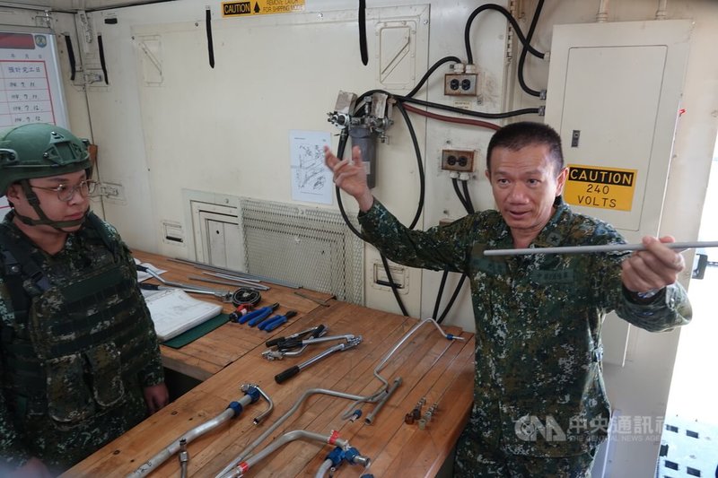 陸軍航勤廠廠長蔡惠彣(右)少將,曾經代表國軍進行8次援贈友邦直升機任務。中央社記者吳書緯攝 115年3月27日