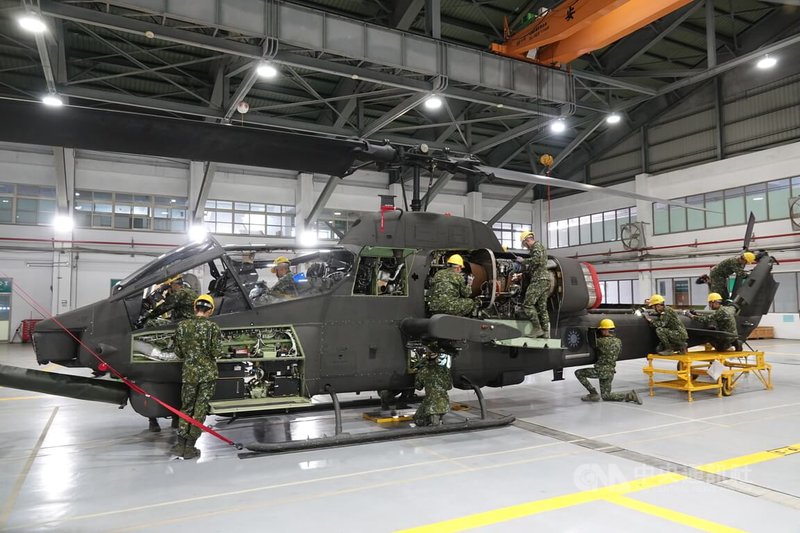 陸軍航勤廠的維修官兵正在進行AH-1W超級眼鏡蛇攻擊直升機的維修整備任務。中央社記者吳書緯攝　115年3月27日