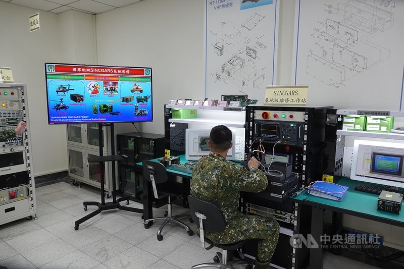 陸軍航勤廠聯合戰術無線電工作間支援各式通信裝備檢修、翻修，提供陸軍直升機、M1A2T、海馬士與愛國者等載具的無線電裝備維修能量。中央社記者吳書緯攝　115年3月27日