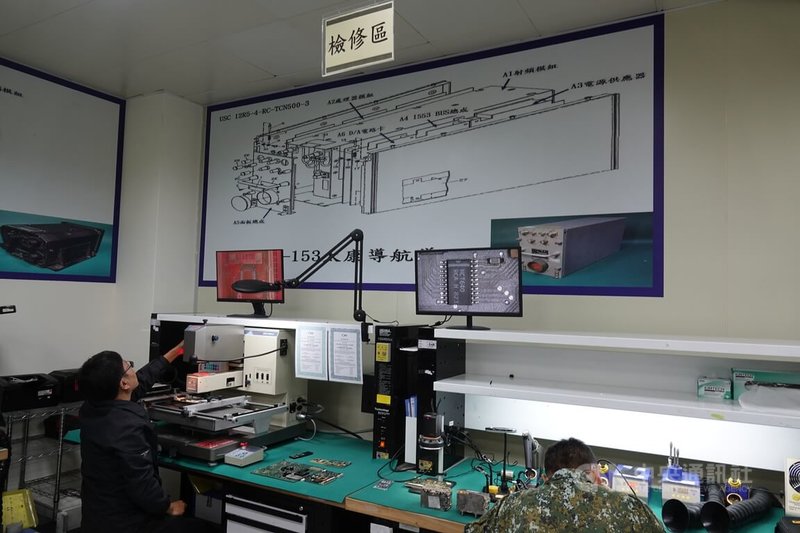 陸軍航勤廠導航系統工作站負責維修直升機的導航裝備，廠方籌建導航裝備電子零件檢修能力，省下運回美國整修的時間，也節省經費。中央社記者吳書緯攝　115年3月27日