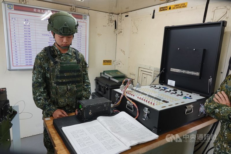 陸軍航勤廠的野戰貨櫃，官兵正在模擬檢測疑似受損的航電儀器，藉由訓練精進野戰保修。中央社記者吳書緯攝　115年3月27日