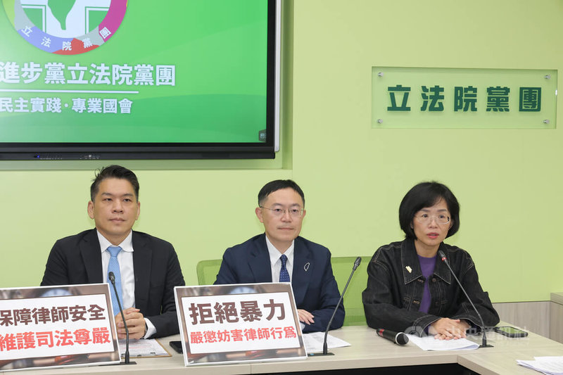 民進黨立委李柏毅（左）、蘇巧慧（右）、李坤城（中）27日在立法院舉行「啟動律師法修法」記者會，就現行律師法不足的部分提出訴求，以維護權益。中央社記者翁睿坤攝　115年3月27日