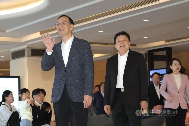 前國民黨主席朱立倫（前左）27日中午在台北和國民黨立委餐敘，用餐後，與國民黨立法院黨團總召傅崐萁（前右）一同步出餐廳離去。中央社記者翁睿坤攝　115年3月27日