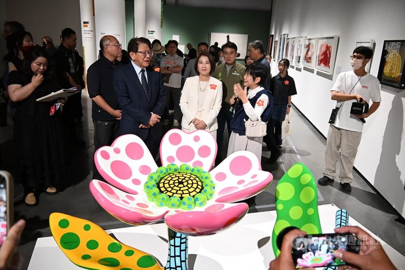 屏東縣立美術館27日開幕，總統府祕書長潘孟安（前左）、屏東縣長周春米（前中）等人，一起欣賞日本藝術家草間彌生作品「花朵正在綻放」。中央社記者李卉婷攝　115年3月27日