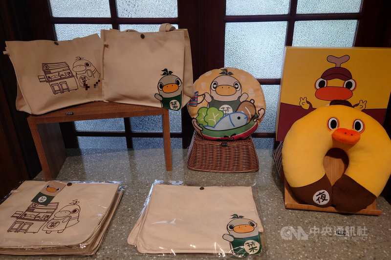 台南市超人氣吉祥物「菜奇鴨」、「夜奇鴨」27日進駐市定古蹟愛國婦人會館,展售帆布袋、潮T、悠遊卡、頸枕等周邊文創商品。中央社記者楊思瑞攝 115年3月27日