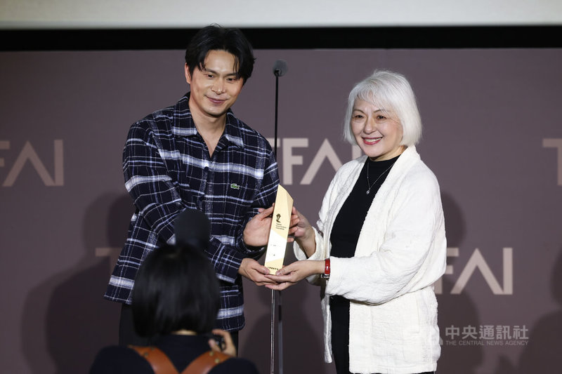 國家電影及視聽文化中心27日舉辦第6屆「傑出影視聽工作者聯合頒獎典禮」,頒獎嘉賓姚淳耀(左)頒發傑出編劇工作者獎座給編劇吳洛纓(右)。中央社記者王騰毅攝 115年3月27日