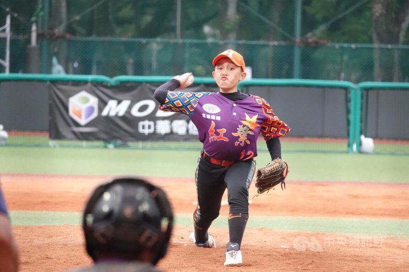 台東紅葉國小少棒隊邱賢閤（圖）生涯首轟就是滿貫砲，27日在115年謝國城盃全國少棒錦標賽4強戰開轟，後援登板投1局失1分責失分，助隊晉級冠軍戰。中央社記者謝靜雯攝　115年3月27日