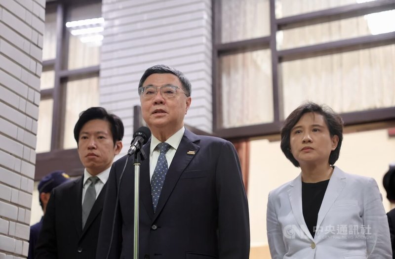 立法院會27日繼續進行施政總質詢。針對前台北市長柯文哲說司法不公，行政院長卓榮泰（中）會前接受媒體聯訪表示，在目前民主的時代，沒有一個執政黨可以去操控所有的司法案件。中央社記者王飛華攝　115年3月27日