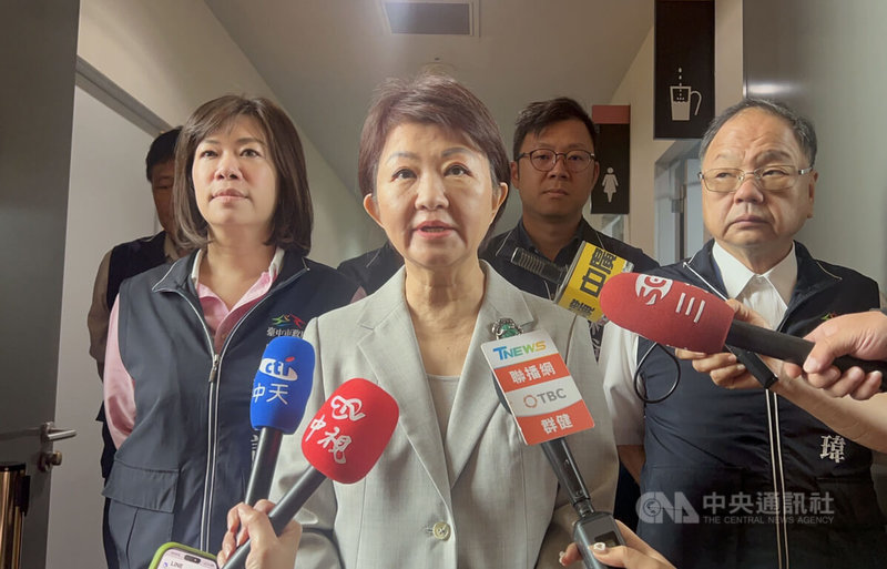 台中市長盧秀燕（前中）27日接受媒體聯訪，談及前台北市長柯文哲涉及司法案時說，人民期待司法應公正、透明，尤其不應有政治力介入，更不應有朝野不同標準。中央社記者郝雪卿攝  115年3月27日