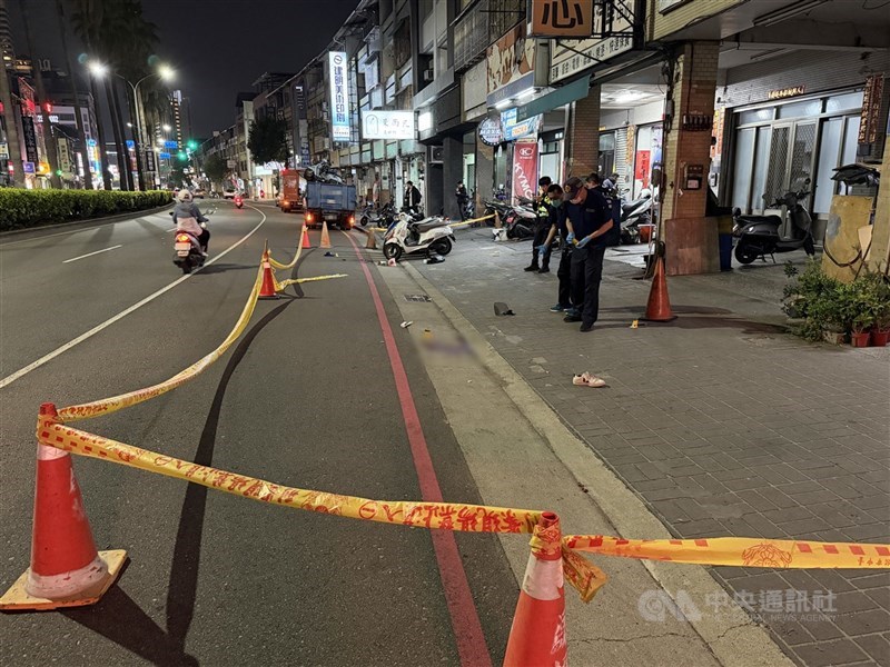 陳姓男子27日在台中市道路旁持刀砍傷巴姓前女友，有路人上前阻止時也遭砍，警方獲報封鎖現場調查。中央社記者蘇木春攝　115年3月27日