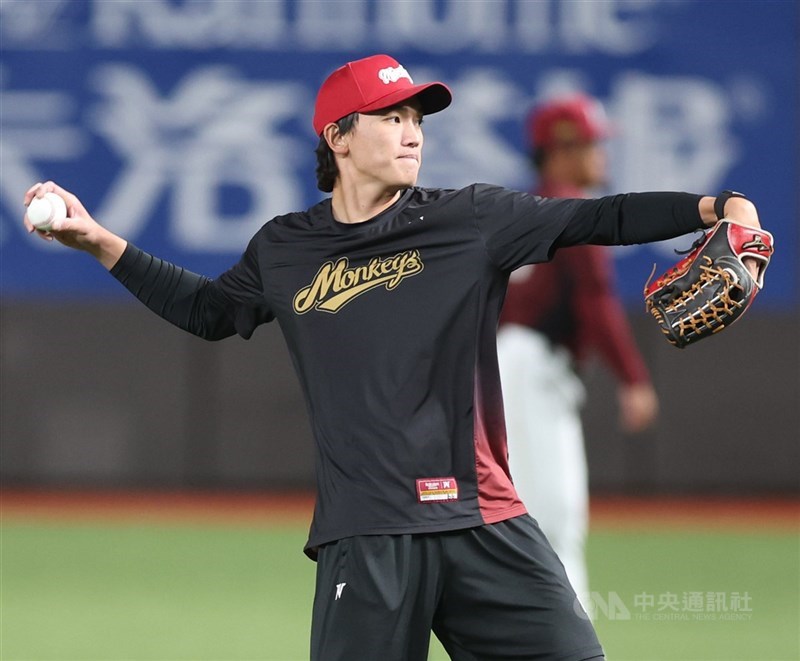 中職37年新賽季開幕戰28日將由樂天桃猿隊與中信兄弟隊在台北大巨蛋交手，桃猿好手何品室融（圖）熱身賽打擊狀況火熱，表現備受期待，27日積極練球備戰。 中央社記者張新偉攝　115年3月27日