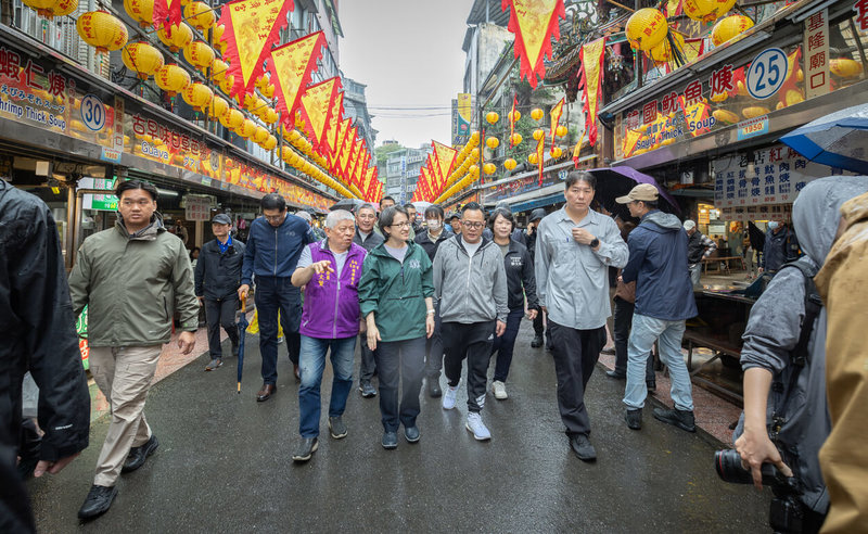 副總統蕭美琴（前中）27日在基隆市議會議長童子瑋等人陪同下，前往基隆市奠濟宮參拜祈福。（總統府提供）中央社記者溫貴香傳真　115年3月27日