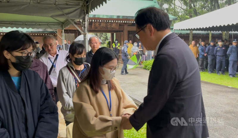 桃園市政府27日在忠烈祠舉行「桃園市115年春祭致祭革命先烈暨林鴻森、余家昶烈士入祀典禮」,桃園市長張善政(右)慰問遺族家屬。中央社記者葉臻攝 115年3月27日