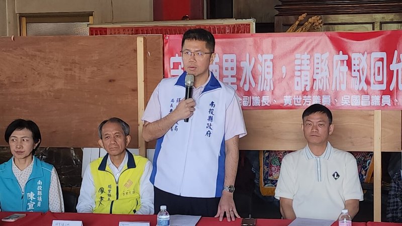 允捷事業股份有限公司規劃在埔里鎮設置廢棄物掩埋場，但未依審查決議召開地方說明會、補正資料，居民27日要求南投縣政府駁回，環保局長李易書（右2）表示，業者未符合程序，將朝駁回方式執行。（反對埔里鎮設置廢棄物掩埋場大聯盟提供）中央社記者蕭博陽南投縣傳真　115年3月27日