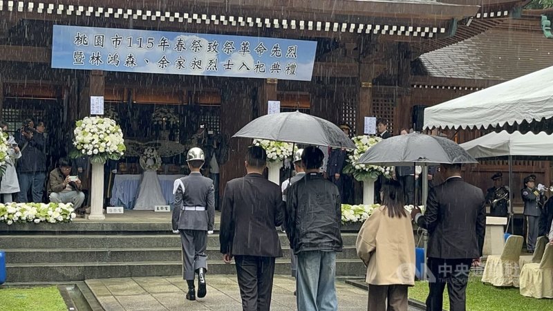 台北市114年發生張文隨機傷人事件，57歲余家昶因挺身制止身亡；花蓮馬太鞍溪堰塞湖溢流釀災，48歲「挖土機超人」林鴻森因救災受傷感染死亡。兩人27日入祀桃園忠烈祠，現場下著雨，場面莊嚴肅穆。中央社記者葉臻攝　115年3月27日