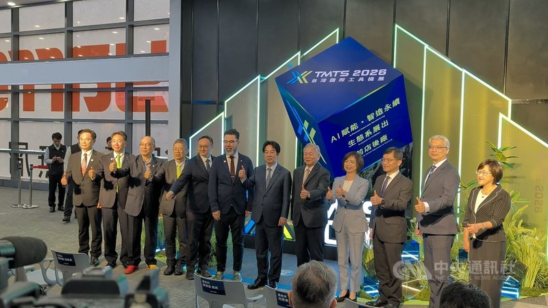 總統賴清德(右6)27日在民主進步黨籍立法委員何欣純(右4)、總統府資政沈榮津(右5)與台中市副市長鄭照新(左5)等陪同下,前往台中國際會展中心參觀台灣國際工具機展。中央社記者蘇木春攝 115年3月27日