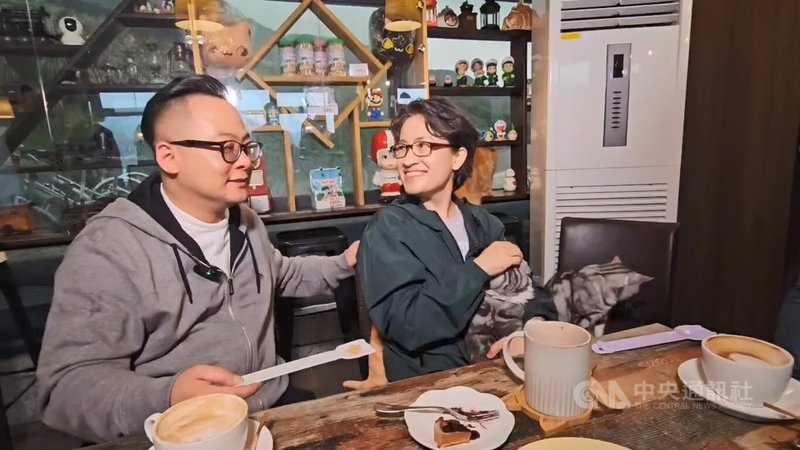 副總統蕭美琴（右）27日走訪基隆，與民進黨基隆市長提名人、議長童子瑋（左）到「喵喵咖啡」欣賞外木山景色，對於童子瑋提出的YouBike政見，蕭美琴也表達期待。中央社記者王朝鈺攝　115年3月27日