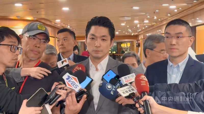 京華城容積獎勵案一審判決已出爐，對於是否取消京華城20%容積獎勵，台北市長蔣萬安（前中）27日在基隆受訪時表示，取得判決書後，都發局調查小組會研議後續因應。前右為基隆市長謝國樑。中央社記者王朝鈺攝　115年3月27日