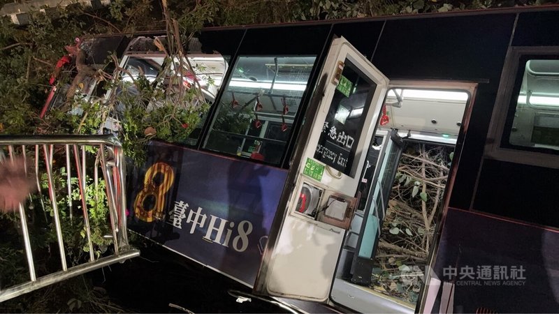 台中市消防局27日晚間獲報，有1輛公車行經龍井區鷺山橋時，先擦撞護欄後滑下邊坡側翻，警消到場時車上司機與乘客共2人已脫困，經送醫後無生命危險。（翻攝照片）中央社記者蘇木春傳真　115年3月27日