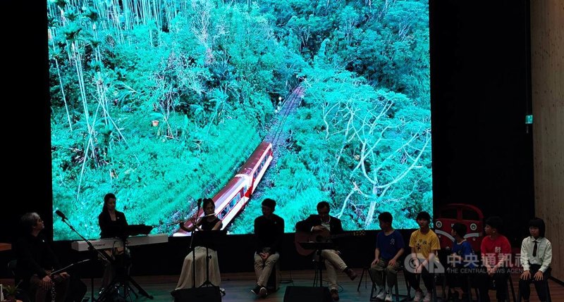 農業部林業及自然保育署27日舉行「阿里山林鐵列車音樂紀行」音樂發表會，介紹新推出列車原創導覽音樂，及林鐵沿線5所國民小學學童導覽介紹家鄉鐵道故事。中央社記者汪淑芬攝  115年3月27日