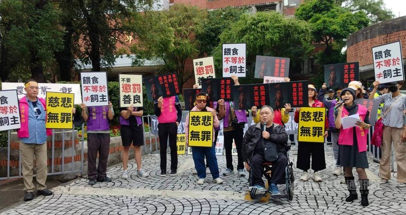 台灣動物共生聯盟27日到農業部遞交陳情書表示，中央主管機關對流浪動物治理責任的界線模糊不清，導致地方政府在實務裁罰中，將志工基於醫療、絕育後的「管理性餵食」，直接推定為「實際管領人」。中央社記者汪淑芬攝　115年3月27日