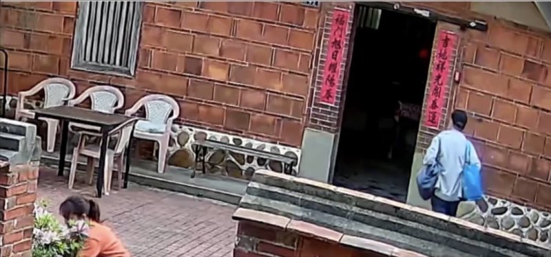 苗栗縣通霄鎮白沙屯地區因媽祖進香活動成為觀光熱點,卻發生陌生男子到當地一處三合院,向庭院中的女移工攀談並自行走進神明廳,短暫逗留後離去;屋主事後得知公布影像,呼籲尊重在地隱私,並提醒社區留意。(民眾提供)中央社記者管瑞平傳真 115年3月27日