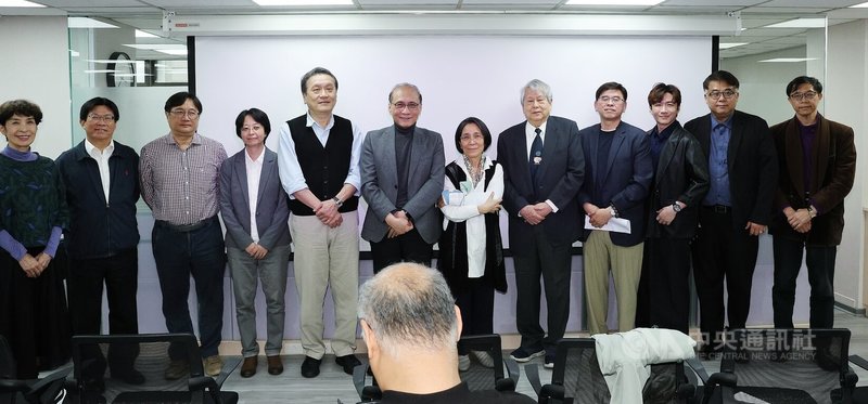 司法微光基金會27日下午在台北舉行成立記者會,董事長錢建榮(右4)與擔任基金會常務監察人的前行政院長林全(左6),擔任基金會董事的中研院院士朱敬一(左5)、監委高涌誠(左2)等人出席與會。中央社記者郭日曉攝 115年3月27日