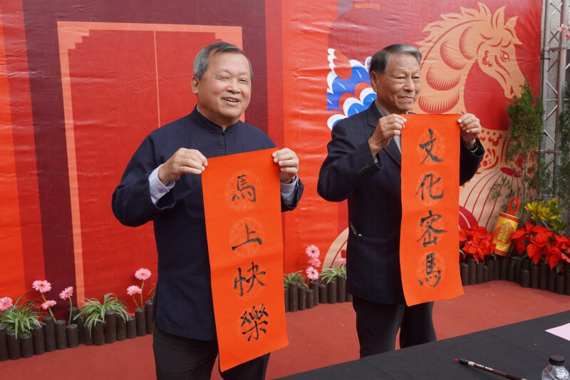 林源朗（右）今年初出席南投縣政府文化局舉辦新春揮毫送春聯活動，寫下「文化密馬」春聯。（圖取自facebook.com/nantou.nthcc）