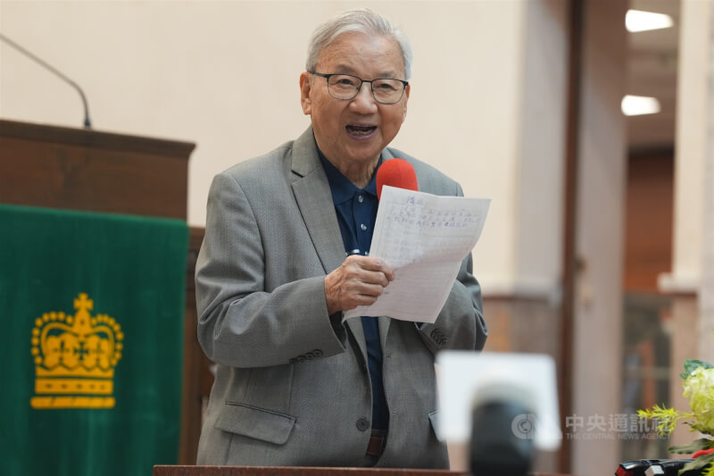 資深外交官林尊賢去年10月舉辦新書「外交老兵─林尊賢回憶錄」發表會，致詞發表感言。（中央社檔案照片）