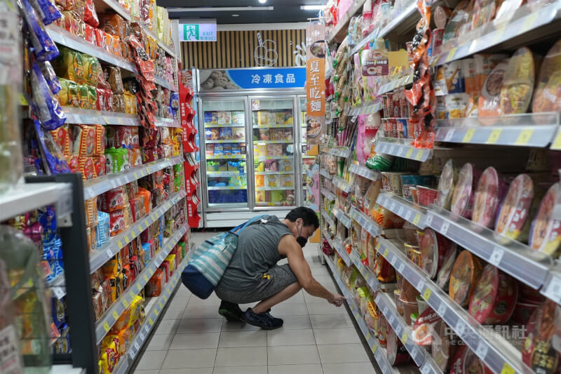 圖為民眾在台北市北投區超市採買。（中央社檔案照片）