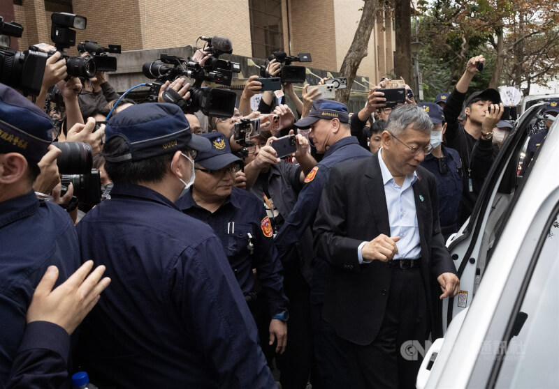 台北地方法院26日審結京華城容積獎勵案、民眾黨政治獻金案等4大案，一審依貪污等罪判處前台北市長柯文哲（前右）有期徒刑17年、褫奪公權6年。（中央社檔案照片）