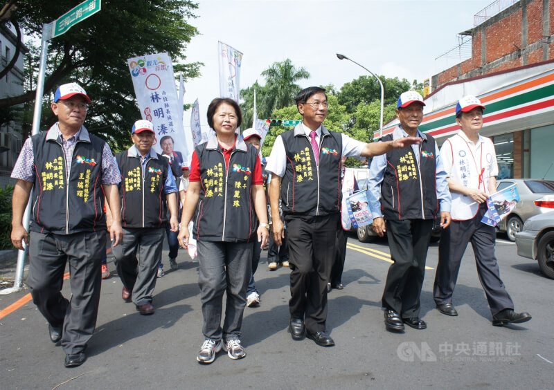 圖為林源朗（前右2）2014年9月陪同林明溱（前右3）赴南投選委會登記參選縣長。（中央社檔案照片）