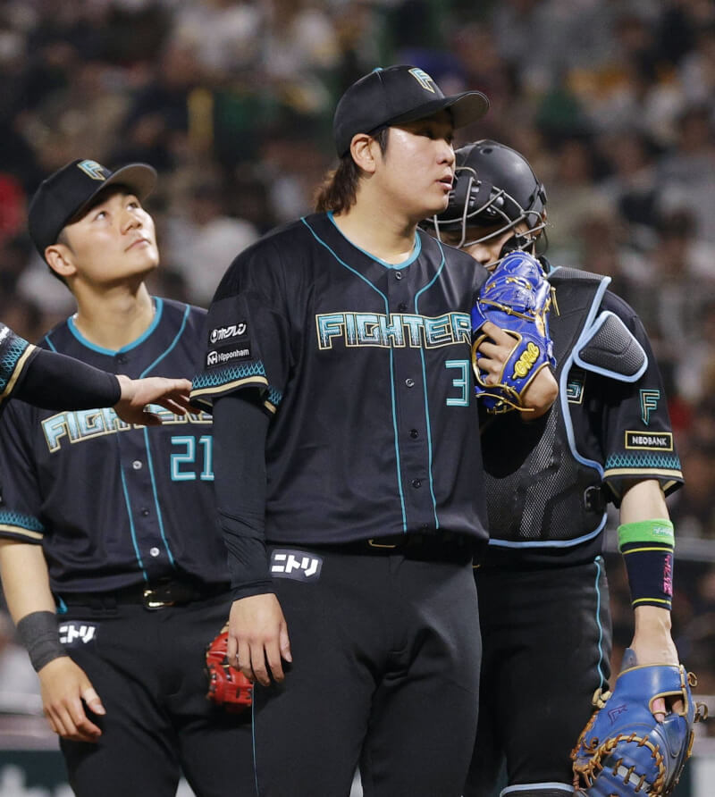 日本職棒一軍例行賽北海道日本火腿鬥士隊27日對上福岡軟銀鷹隊，火腿隊投手古林睿煬（前）在平手局面登板，中繼投0.2局失1分，飆速156公里。（共同社）