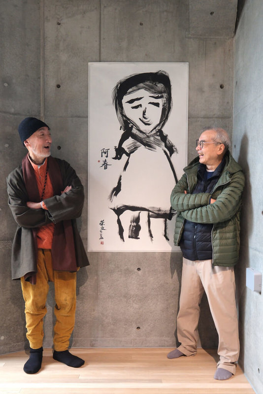 遠流出版董事長王榮文（右）回故鄉嘉義成立「天來美術館」，將於31日開幕，首檔展覽「做美麗的東西，我也可以」即由畫齡70年程延平（左）與畫齡僅70天的王榮文攜手進行「老頑童對話」。（天來美術館提供、楊雅棠攝）中央社記者邱祖胤傳真　115年3月27日