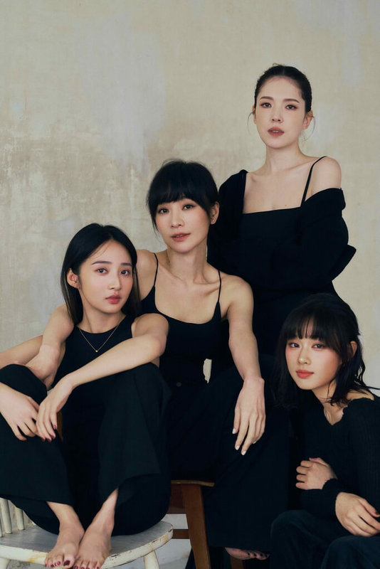 金鐘影后許瑋甯（後右）解鎖新身分，成立經紀公司跨足藝人經紀和影視製作，27日宣布和演員李沐（左）、湯詠絮（前右）及陽靚（左2）合作，希望成為彼此的好隊友。（時間軸製作所提供）中央社記者洪素津傳真　115年3月27日