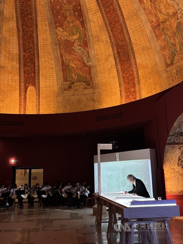 台灣藝術家暨建築史學者李乾朗於巴黎建築及遺產城駐館，以細膩手繪呈現台灣建築多元性。中央社記者曾依璇巴黎攝　115年3月27日