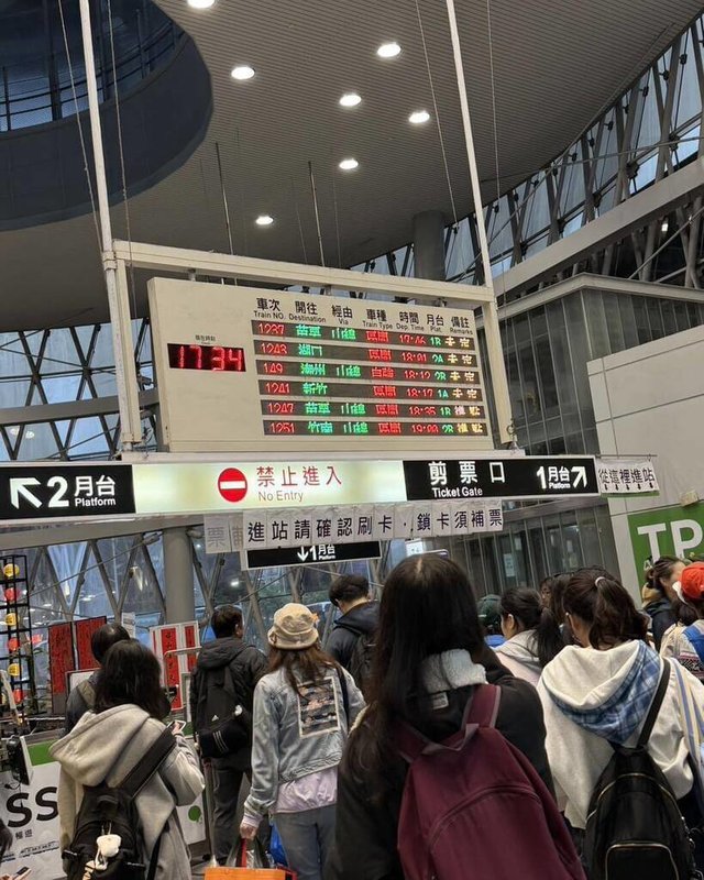 台鐵山佳至鶯歌間電車線27日發生故障，基隆站下午5時許尖峰時段，不少班次發車時間皆未定，國民黨立法委員林沛祥要求台鐵全面檢討應變機制。（林沛祥辦公室提供）中央社記者王朝鈺傳真 115年3月27日