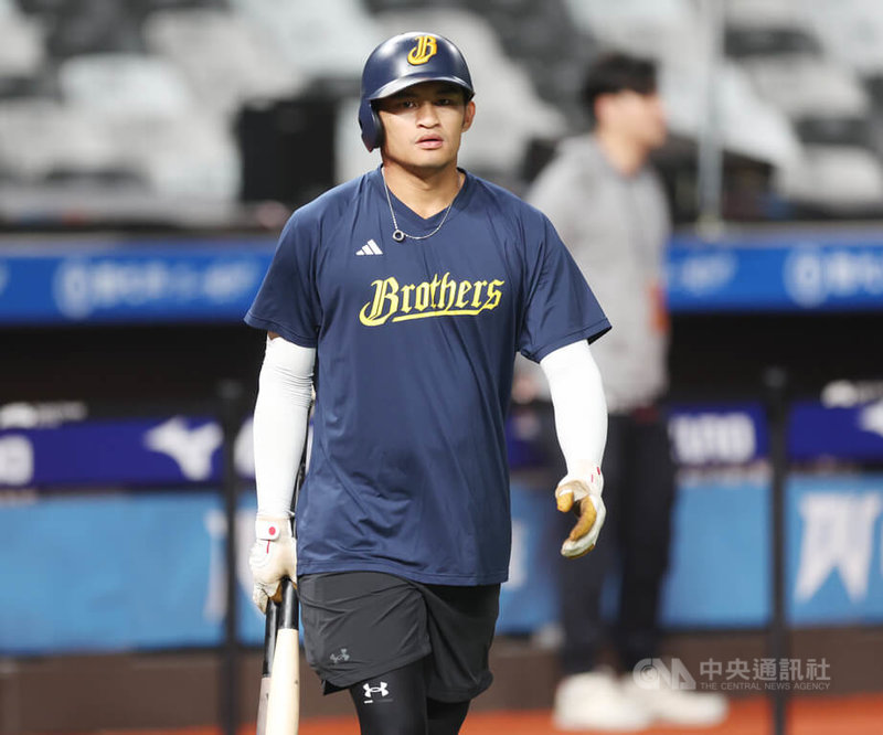 中華職棒中信兄弟隊27日公布新賽季球員調薪，整體薪資漲幅約8.5%，球團表示，內野手岳東華（圖）穩定的攻守表現成為球隊內野核心，最終簽下5加1年、最高總值新台幣6300萬元合約。中央社記者張新偉攝　115年3月27日