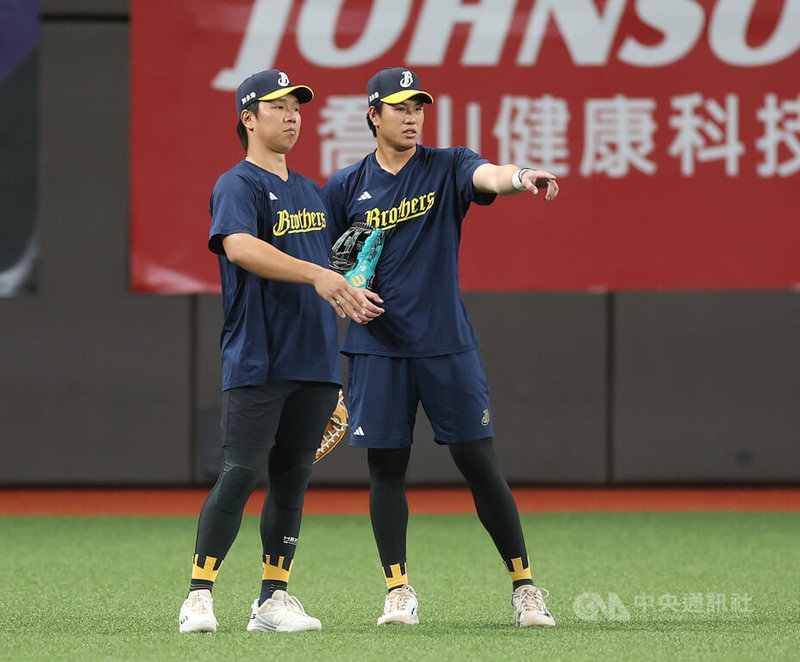 中華職棒37年開幕戰28日將點燃戰火,中信兄弟隊27日在台北大巨蛋練球,總教練平野惠一受訪表示,今年包含許庭綸(右)在內,有幾名年輕選手表現出色,開幕戰先發打線要能夠「讓對手頭痛」。左為球員詹子賢。中央社記者張新偉攝 115年3月27日