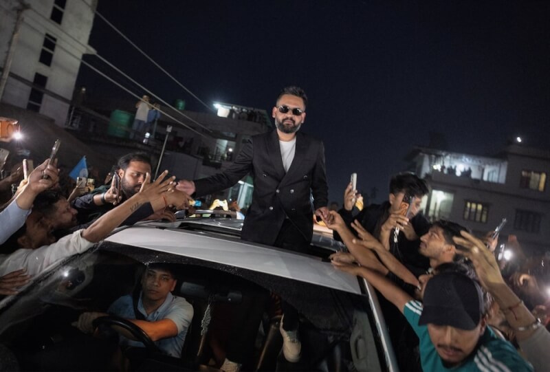 尼泊爾全國獨立黨領袖夏哈(中)7日贏得大選後,與支持者在街上慶祝。(路透社)