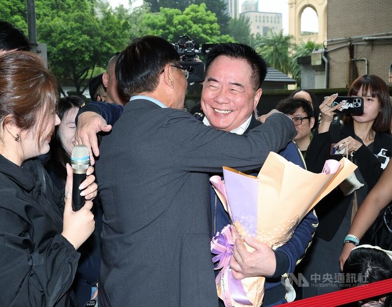 前中影公司董事長蔡正元涉嫌掏空阿波羅公司案，台灣高等法院依業務侵占罪判刑3年6月定讞；台北地檢署通知蔡正元（中右）27日上午到北檢執行科報到，發監執行。前民眾黨立委張啓楷（中左）到場相送、擁抱致意。中央社記者郭日曉攝　115年3月27日