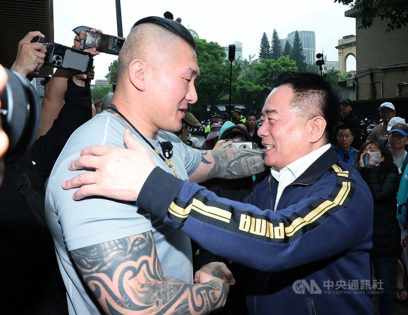 前中影公司董事長蔡正元（右）涉嫌掏空阿波羅公司案，台灣高等法院依業務侵占罪判刑3年6月定讞；27日到台北地檢署報到發監。網紅「館長」陳之漢（左）也到場相送。中央社記者郭日曉攝　115年3月27日