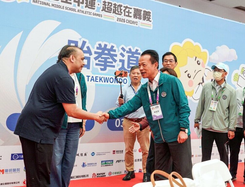 115年全國中等學校運動會跆拳道對打賽事28日在嘉義縣立體育館進行，縣長翁章梁（前右）到場關心比賽情形，他表示，縣府提高各比賽項目奪牌獎勵金，金牌提升至新台幣10萬元。（嘉義縣政府提供）中央社記者黃國芳傳真　115年3月28日